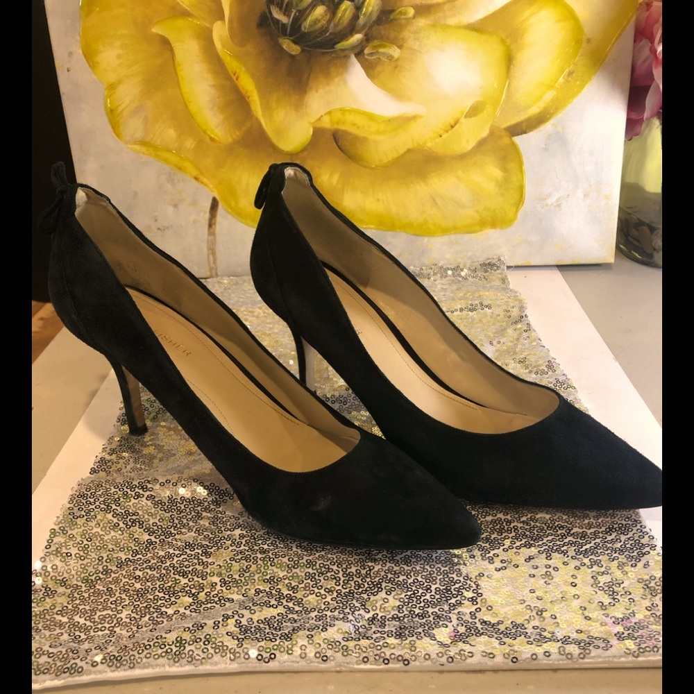 Marc Fisher suede classic black pumps with tassels in the back. Lightly worn.